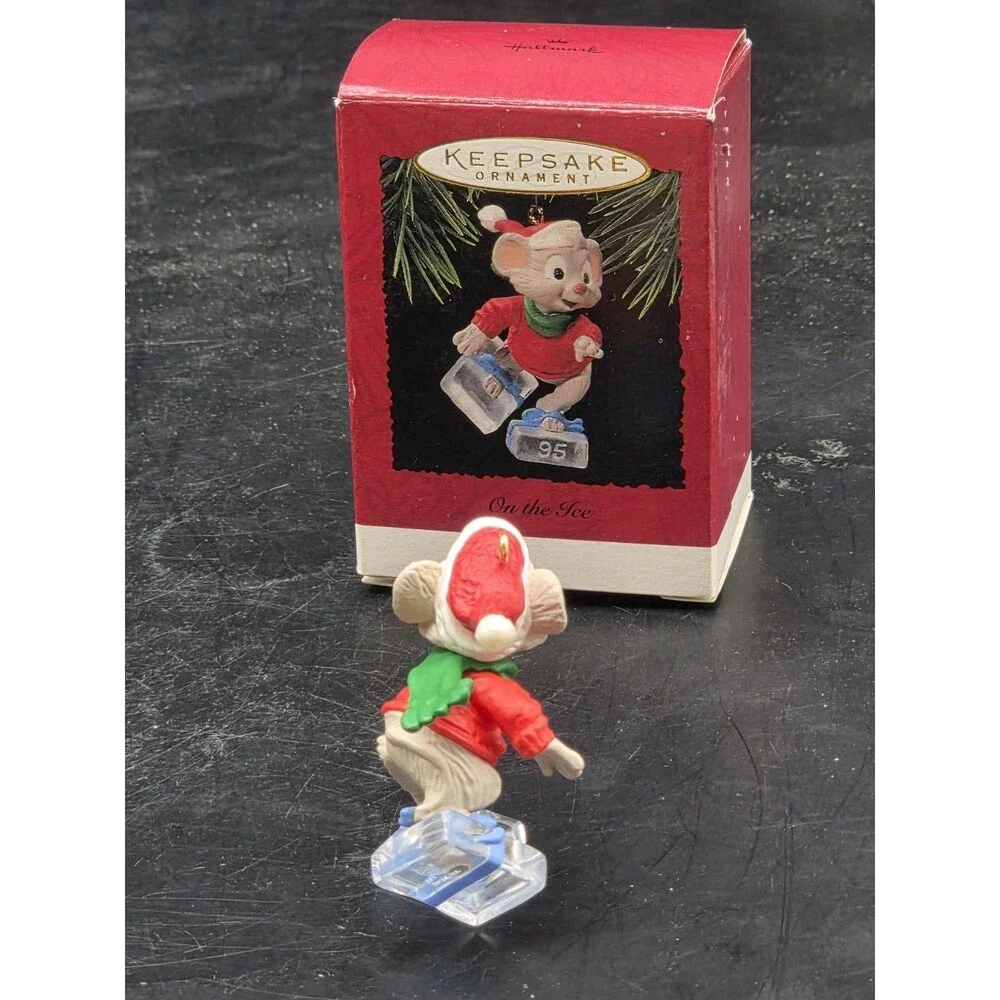 Vintage 1995 HALLMARK Keepsake Christmas Ornament On The Ice Mouse Skating